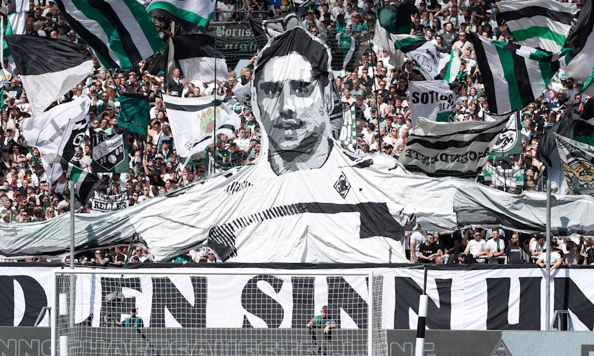 Die Abschieds-Choreo der Gladbach-Fans in der Nordkurve für ihren Capitano Lars Stindl. Zu sehen hat es das am 12. Mai 2023 im Borussia-Park gegeben, vor dem Liga-Finish gegen den FC Augsburg. Ein Stindl-Bild ist auf einem riesigen Banner abgebildet.