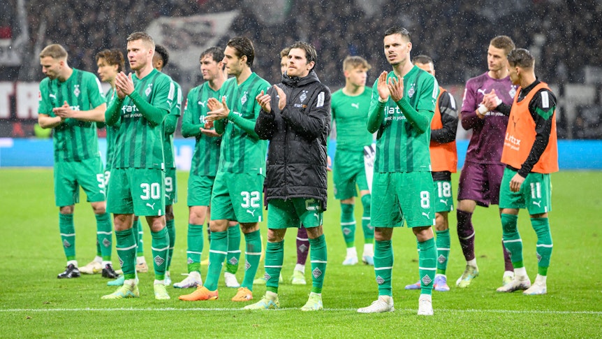 Das Team von Borussia Mönchengladbach beklatscht den Auswärts-Support der Gladbach-Fans nach dem Spiel bei Eintracht Frankfurt am 15. April 2023.