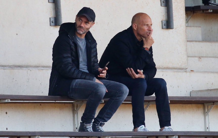 Zwei Trainer im Rheydter Grenzlandstadion: Gladbach-Coach Alexander Ende (l.) und sein Kollege Arie van Lent (r.), auf diesem Foto am 9. Oktober 2021 zu sehen. Die beiden sitzen auf der Tribüne.
