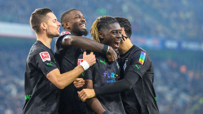Marcus Thuram (2.v.l.) jubelt gemeinsam mit seinen Teamkollegen von Borussia Mönchengladbach am 11. November nach einem Tor im Spiel gegen Borussia Dortmund.