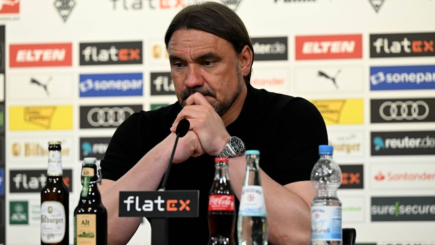 Daniel Farke nimmt nach dem Bundesliga-Spiel von Borussia Mönchengladbach gegen Union Berlin am 23. April 2023 an einer Pressekonferenz teil.