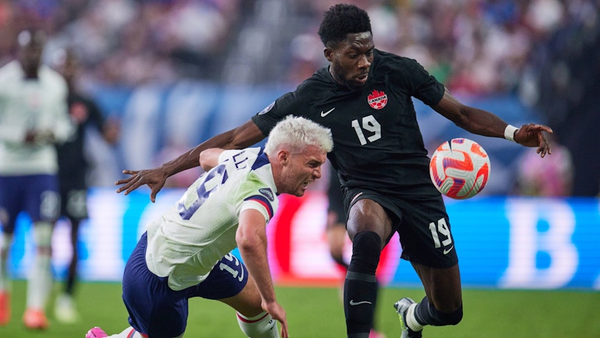 Joe Scally von Borussia Mönchengladbach (l.) im Trikot der US-amerikanischen Nationalelf gegen Kanada und Alphonso Davies.