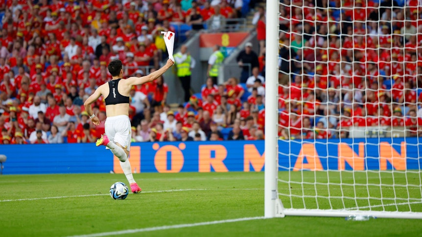 Grant-Leon Ranos zieht sich das Trikot nach seinem zweiten Treffer im Länderspiel von Armenien in Wales am 16. Juni 2023 aus.