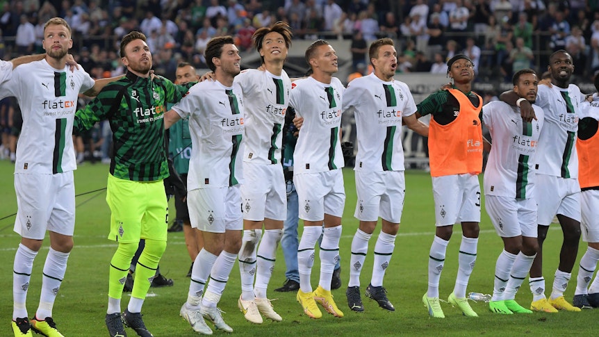 Die Spieler von Borussia Mönchengladbach feiern den Bundesliga-Sieg am 19. August 2022 gegen Hertha BSC vor der Nordkurve.