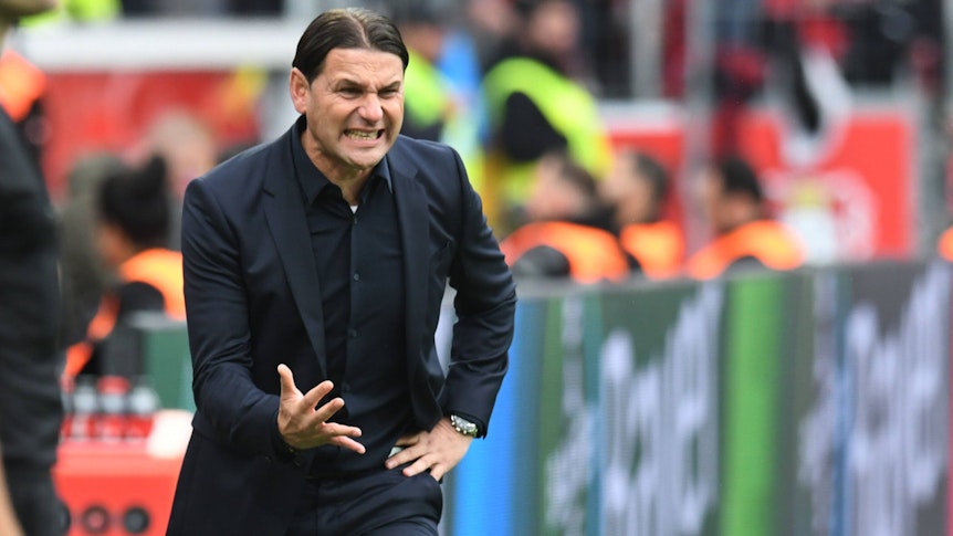 Gerardo Seoane gibt im Rahmen des Bundesliga-Spiels von Bayer Leverkusen gegen Werder Bremen am 17. September 2022 Anweisungen an der Seitenlinie und verzieht die Mundwinkel.