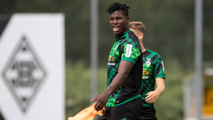 Ex-Gladbach-Profi Breel Embolo, hier am 9. Juli 2022 im Fohlen-Trainingslager in Rottach-Egern zu sehen. Embolo ruft etwas zu einem Mitspieler.