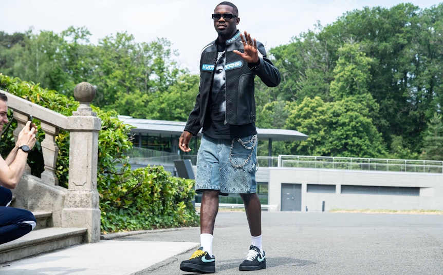 Gladbach-Profi Marcus Thuram, hier zu sehen am 9. Juni 2023. Er macht eine Grußgeste mit seiner Hand.