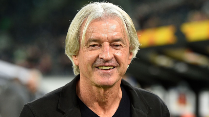 Christian Kulik, einer der Gladbach-Helden aus dem legendären DFB-Pokalfinale 1973 gegen den Rivalen 1. FC Köln. Er zählte unter Hennes Weisweiler zu den Top-Spielern bei Borussia. Auf diesem Foto ist er am 7. November 2019 im Borussia-Park zu sehen. Kulik lächelt.
