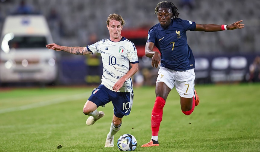 Manu Koné von Borussia Mönchengladbach (r.) im Trikot der französischen U21-Nationalmannschaft im Europameisterschaftsspiel gegen Italien am 22. Juni 2023 im Zweikampf mit Nicolo Rovella.
