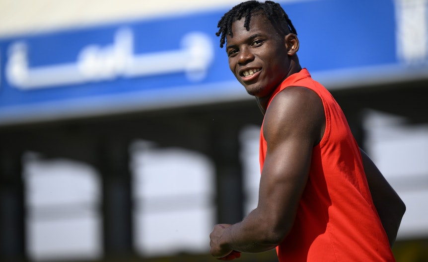 Der Schweizer Nationalspieler Breel Embolo, ehemaliger Stürmer von Borussia Mönchengladbach. Auf diesem Foto ist er am 5. Dezember 2022 zu sehen. Embolo lacht.