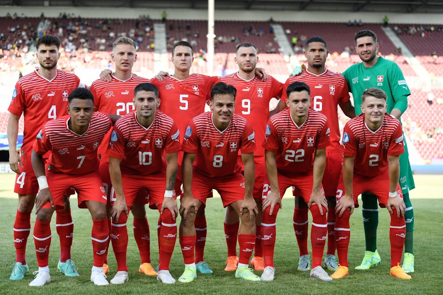 Leonidas Stergiou (Nr. 4), Fabian Rieder (Nr. 22), Ardon Jashari (Nr. 8) auf dem Teamfoto der Schweizer U21-Nationalmannschaft vor dem Europameisterschaftsspiel gegen Norwegen am 22. Juni 2023.