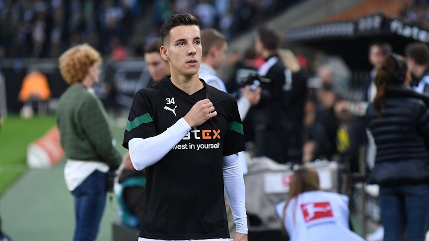 Conor Noß von Borussia Mönchengladbach vor dem Bundesliga-Heimspiel gegen Eintracht Frankfurt am 20. Oktober 2022 auf dem Weg zur Ersatzbank.