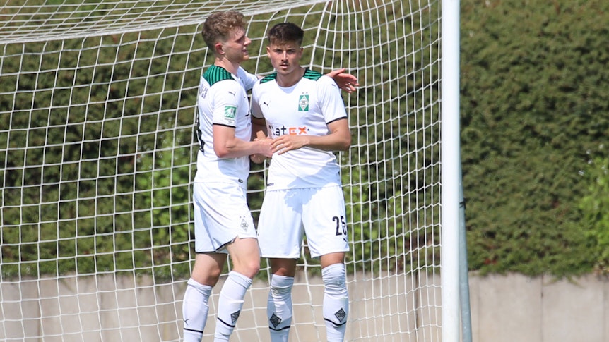 Steffen Meuer (l.) und Semir Telalovic bejubeln am 23. April 2022 einen Treffer für die U23 von Borussia Mönchengladbach.