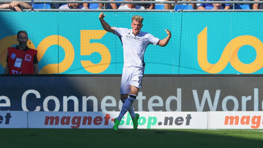 Das Foto zeigt Robin Hack im Trikot von Arminia Bielefeld am 4. September 2022.