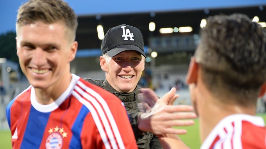 Tobias Schweinsteiger (l.) und sein Bruder Bastian bei seinem Spiel der Zweitvertretung von Bayern München am 22. Mai 2015.