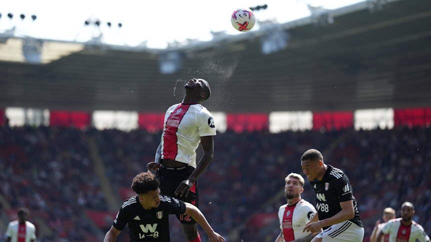 Paul Onuachu (2.v.l.) versucht, den Ball im Premier-League-Spiel zwischen dem FC Southampton gegen Fulham am 13. Mai 2023 zu erreichen.