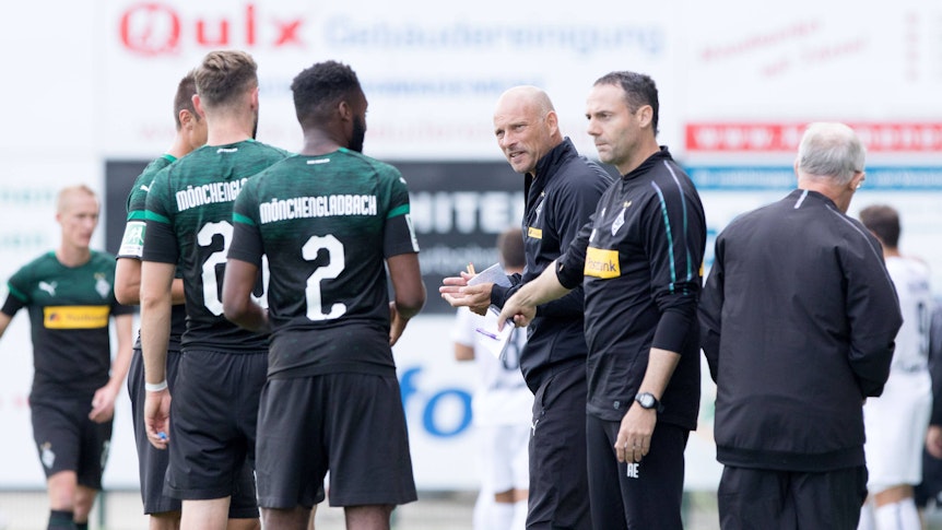 Alexander Ende (r.) gibt den Spielern der U23 von Borussia Mönchengladbach am 25. August 2018 Anweisungen.