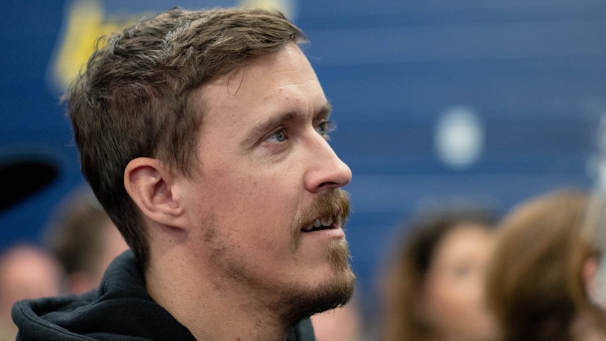 Max Kruse, Ex-Spieler von Borussia Mönchengladbach, könnte schon bald in der 2. Bundesliga sein Können unter Beweis stellen. Das Foto zeigt ihn am 21. Mai 2023 als Zuschauer bei einem Autorennen am Nürburgring.