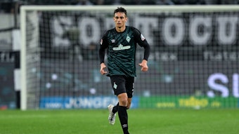 Fabio Chiarodia wechselt von Werder Bremen zu Borussia Mönchengladbach. Das Foto zeigt den 18-Jährigen am 17. März 2023 beim Bundesliga-Duell mit den Fohlen.