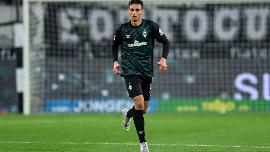 Fabio Chiarodia wechselt von Werder Bremen zu Borussia Mönchengladbach. Das Foto zeigt den 18-Jährigen am 17. März 2023 beim Bundesliga-Duell mit den Fohlen.