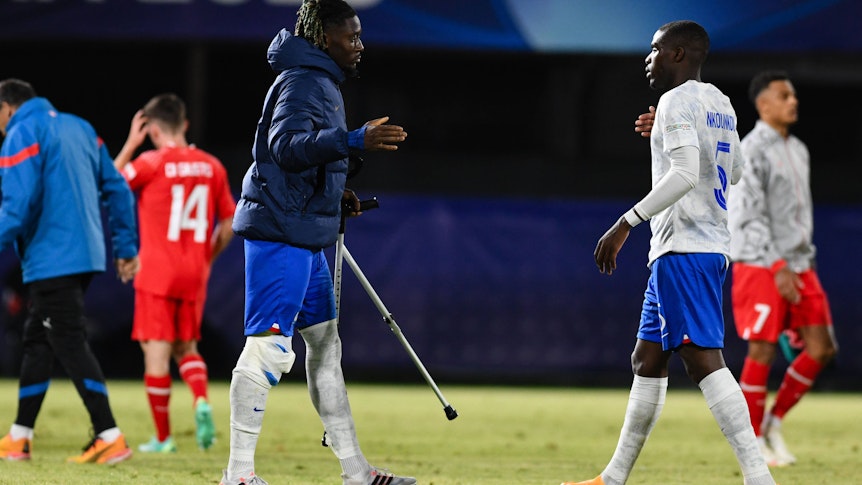 Gladbach-Spieler Manu Koné (l.) hat sich bei der U21-EM im Trikot Frankreichs am Knie verletzt. Auf diesem Foto ist er nach der Partie (28. Juni 2023) gegen die Schweiz mit Krücken in der Hand zu sehen.