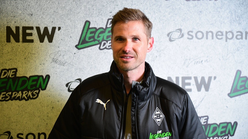 Oliver Kirch, hier am 17. Dezember 2022 im Borussia-Park zu sehen, ist der neue U19-Trainer bei Fußball-Bundesligist Borussia Mönchengladbach. Kirch steht vor einer Fotowand, auf der Legenden des Parks zu lesen ist.