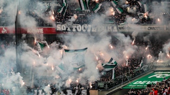 Fans von Borussia Mönchengladbach zündeten am 2. April beim Auswärtsspiel in Köln Pyrotechnik. Für diese und andere Unsportlichkeiten der Fans wurde der Klub vom Niederrhein nun vom DFB-Sportgericht zu einer hohen Geldstrafe verurteilt.