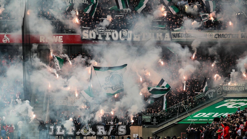 Fans von Borussia Mönchengladbach zündeten am 2. April beim Auswärtsspiel in Köln Pyrotechnik. Für diese und andere Unsportlichkeiten der Fans wurde der Klub vom Niederrhein nun vom DFB-Sportgericht zu einer hohen Geldstrafe verurteilt.