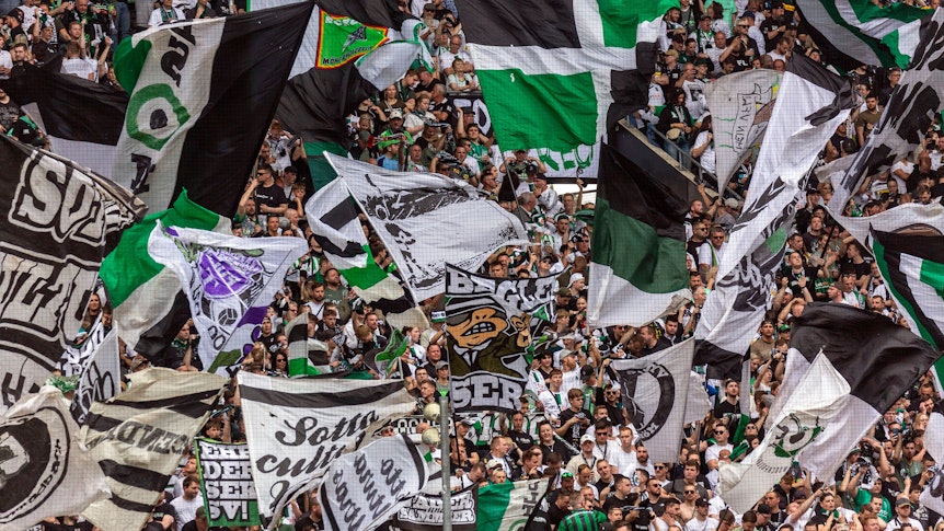 Borussia Mönchengladbach startet mit einem Auswärtsspiel beim FC Augsburg in die neue Bundesliga-Saison. Das Foto zeigt Fans in der Kurve am 6. Mai 2023 beim Spiel gegen den VfL Bochum.
