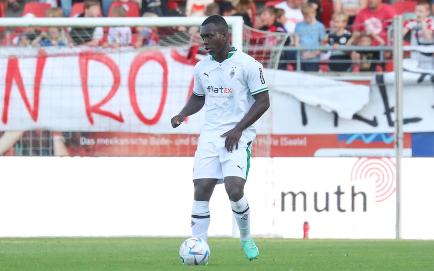 Ibrahim Digberekou beim Testspiel von Borussia Mönchengladbach beim Halleschen FC am 31. Mai 2023.