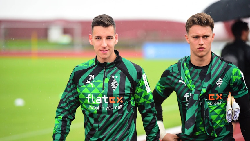 Conor Noß (l.) im Trainingslager von Borussia Mönchengladbach am 4. Juli 2022 mit Jan Olschowsky.