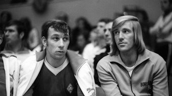 Horst-Dieter Höttges sitzt am 11. Januar 1972 neben Günter Netzer.