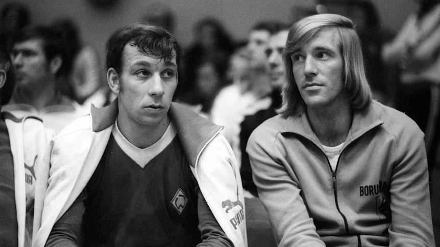 Horst-Dieter Höttges sitzt am 11. Januar 1972 neben Günter Netzer.