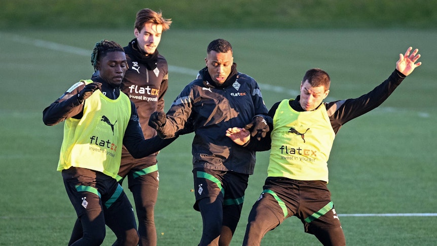 Alassane Plea (2.v.r.) kämpft am 8. Februar mit seinem Teamkollegen von Borussia Mönchengladbach im Training um den Ball.