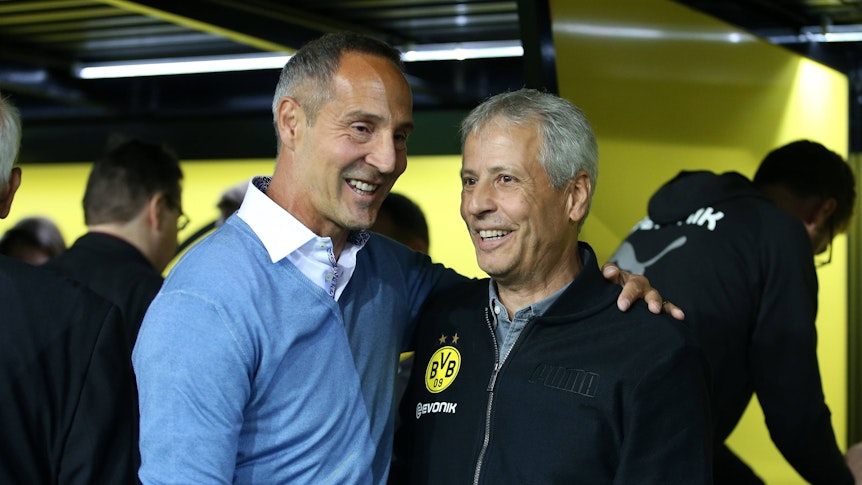 Adi Hütter legt seinen Arm um Lucien Favre. Das Foto zeigt die beiden Ex-Gladbach-Trainer am 14. September 2018.