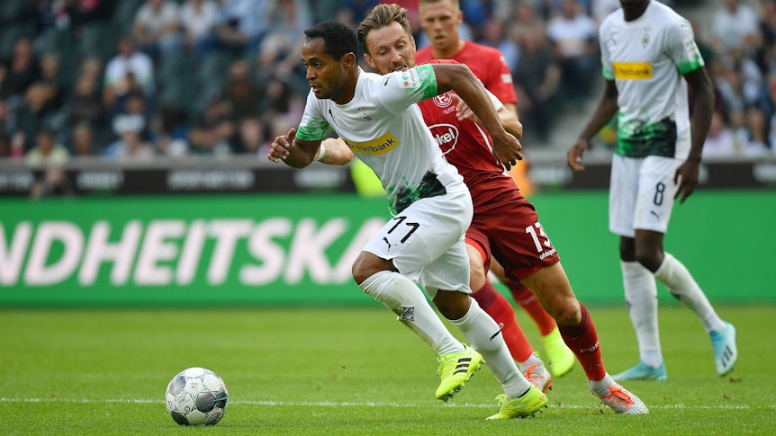 Raffael (l.) rennt Adam Bodzek von Fortuna Düsseldorf am 22. September 2019 davon.