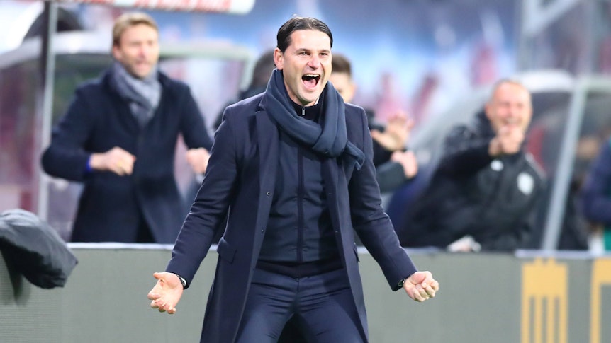 Jubel bei Gerardo Seoane! Der Trainer, damals bei Bayer Leverkusen, freut sich über einen Treffer am 28. November 2021.