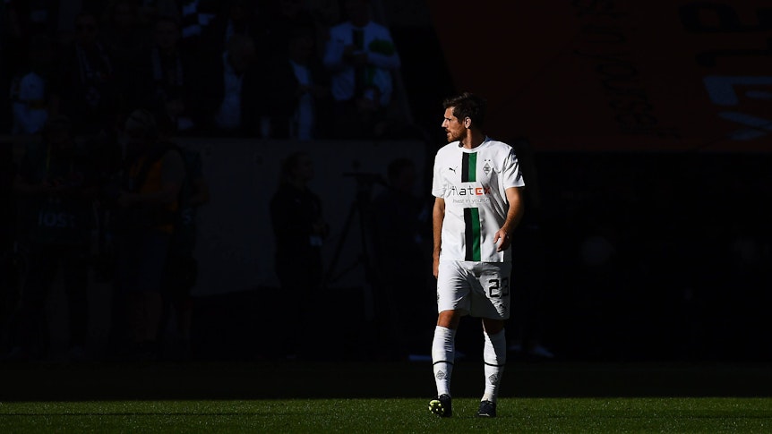 Jonas Hofmann schaut am 9. Oktober 2022 beim Spiel von Borussia Mönchengladbach gegen den 1. FC Köln über seine rechte Schulter.
