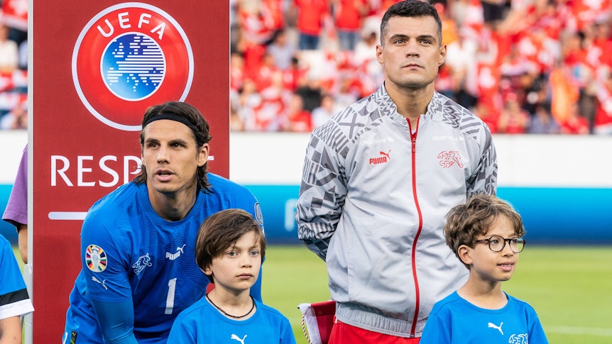 Granit Xhaka (r.), hier am 19. Juni 2023 bei einem Einsatz mit der Schweizer Nationalmannschaft neben Keeper Yann Sommer (l.).