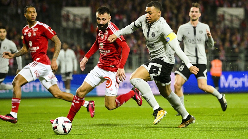 Frank Honorat (l.) bestreitet am 11. März 2023 einen Zweikampf mit Kylian Mbappe von Paris Saint-Germain.