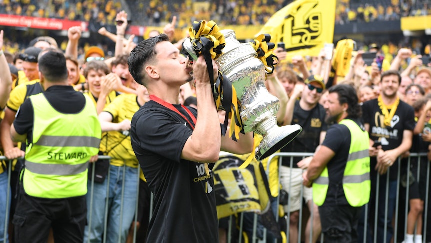 Fabian Rieder bejubelt den Pokalsieg mit Young Boys Bern am 4. Juni 2023.