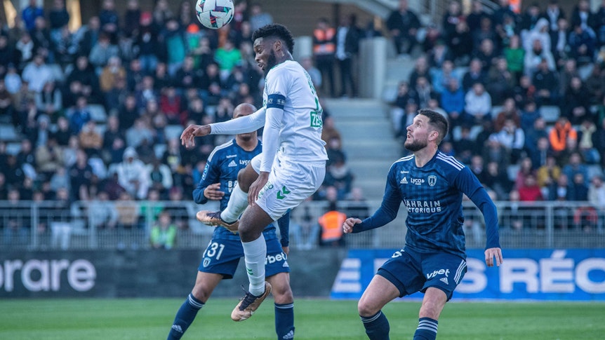 Jean-Philippe Krasso (M.) köpft den Ball im Spiel von Saint-Etienne gegen Paris FC am 8. April 2023.