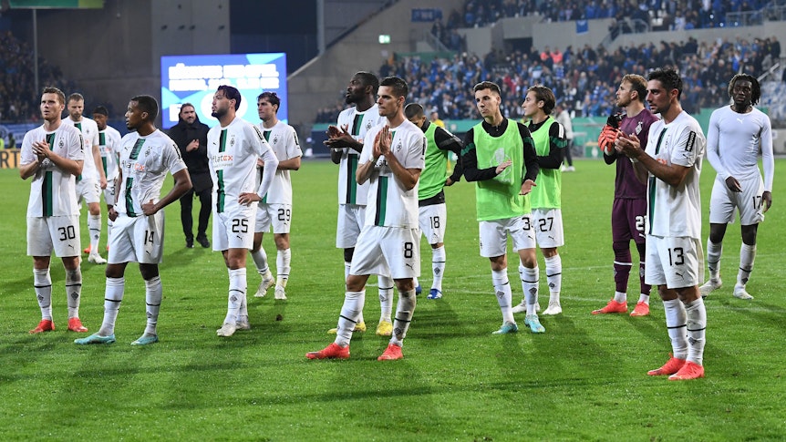 Conor Noß (5.v.r.) verabschiedet sich nach der Gladbach-Pleite bei Darmstadt 98 am 18. Oktober 2022 von den Fans.