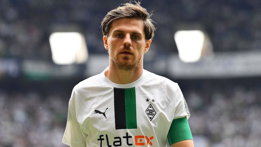 Jonas Hofmann am 6. Mai 2023 im Trikot von Borussia Mönchengladbach. Am linken Arm trägt er die Gladbach-Kapitänsbinde.