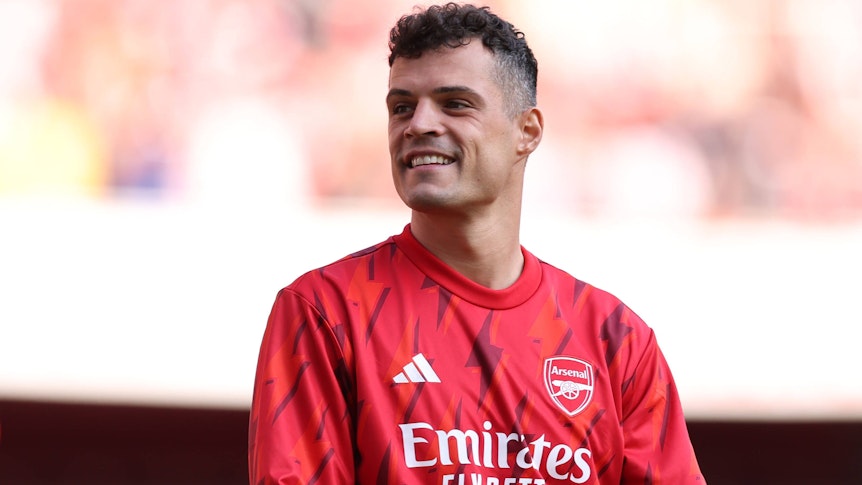Granit Xhaka, ehemals Spieler von Borussia Mönchengladbach, soll vor einem Wechsel vom FC Arsenal zu Bayer Leverkusen stehen. Das Foto zeigt ihn am 28. Mai gut gelaunt beim Spiel zwischen dem FCA und den Wolverhampton Wanderers.
