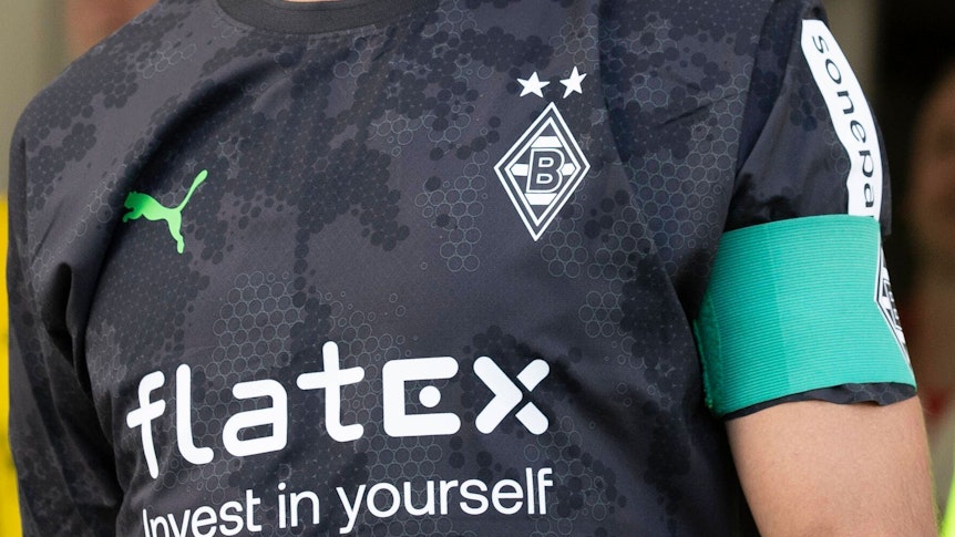 Lars Stindl trug zuletzt über viele Jahre die Kapitänsbinde bei Borussia Mönchengladbach, so wie hier am 1. Juli 2022 bei einem Freundschaftsspiel in Essen. Nun hat der 34-Jährige die Fohlen verlassen. Doch wer kann sein Nachfolger werden?