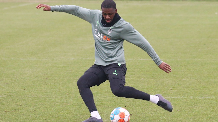 Mamadou Doucouré von Borussia Mönchengladbach, hier am 25. Januar 2022 während einer Trainingseinheit der Fohlen mit Ball.