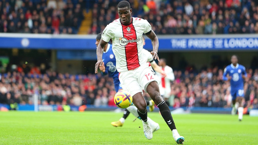 Paul Onuachu vom FC Southampton, hier am 18. Februar 2023 bei einem Auswärtsspiel an der Stamford Bridge gegen den FC Chelsea, am Ball.