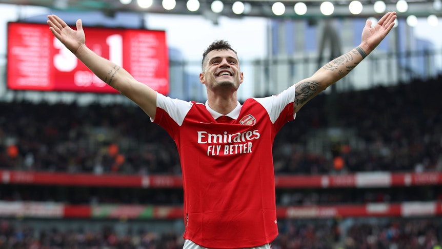 Granit Xhaka, ehemals Spieler von Borussia Mönchengladbach, hier zu sehen am 1. April 2023 beim Feiern eines Tors mit den Fans vom FC Arsenal.