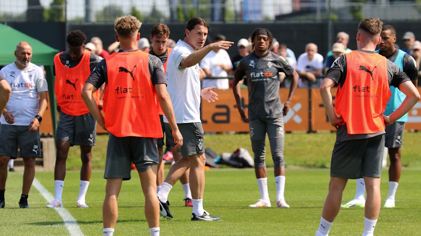 Gerardo Seoane gibt im Training Anweisungen.